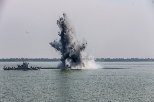 Chinese Navy Minesweepers Exercise to Break Taiwan Sea Mines Ring