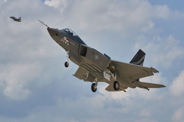 S.Korea’s KF-21 Fighter Prototypes Perform First Nighttime Flights