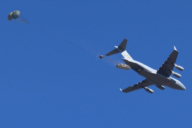 U.S. Army Conducts Final Airdrop Test for Oshkosh Defense FMTV A2 Cargo 6×6 LVAD