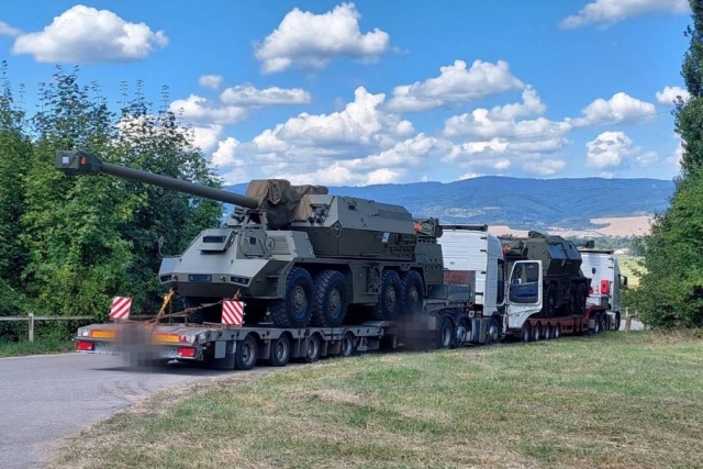 Slovakia Delivers First Four Zuzana 2 Howitzers to Ukraine
