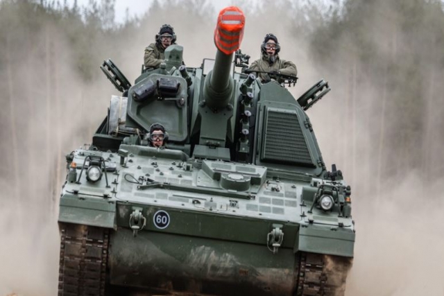 Germany May Approve Sale of 100 Panzerhaubitze Howitzers to Ukraine