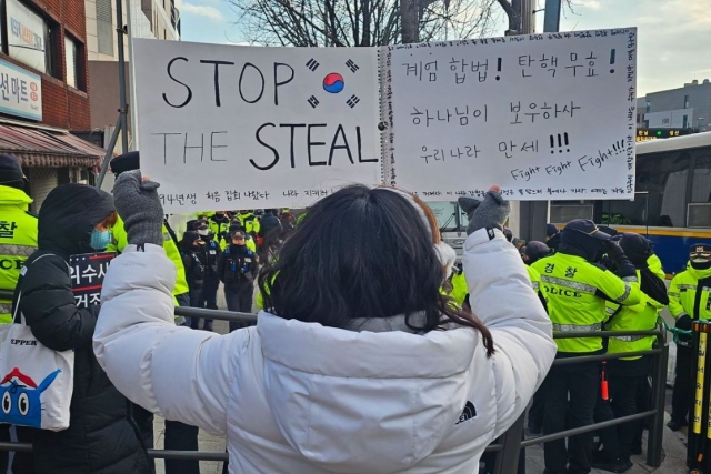 South Korea's Military, Presidential Guards Block Arrest of Impeached Leader