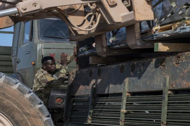 U.S. Supplies 300 AK-47 Rifles, 24 PKM Machine Guns to Somali National Army
