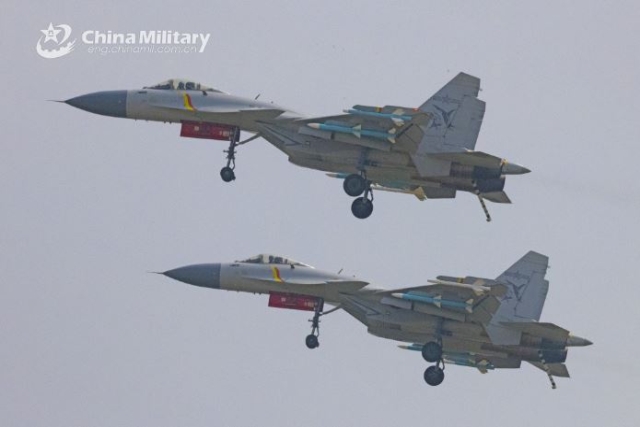 Chinese YU-20 Tanker Refuels J-15 Carrier-based Fighter for the First Time
