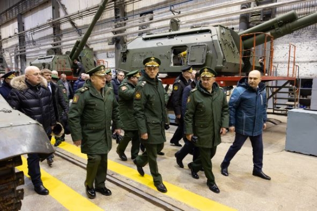 Russian Defence Minister Pulls Up Uraltransmash Enterprise for Delaying Artillery Systems' Production