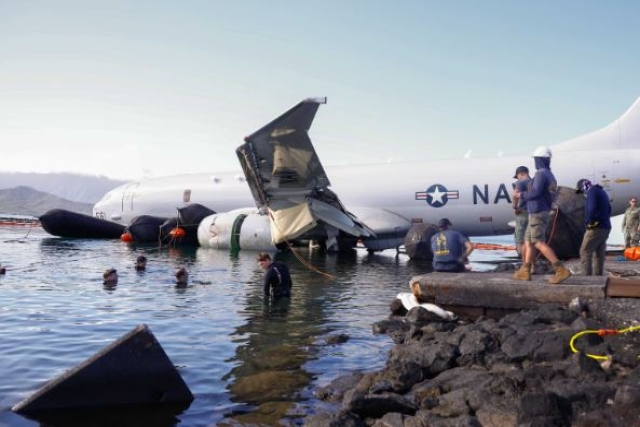 U.S. Navy Salvages P-8A from Hawaiian Bay, Aircraft Can be Returned to Service