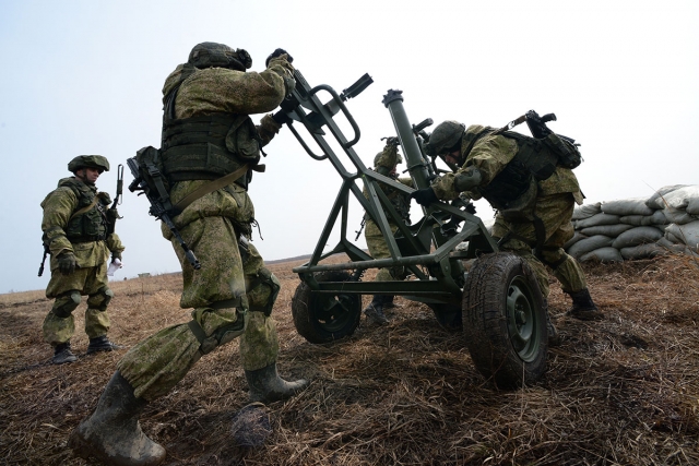 Russian Troops Receive Wheeled 2B11 Mortars
