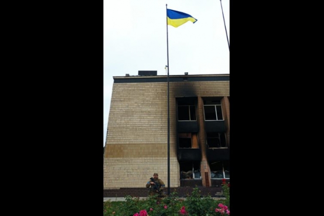 Ukrainian President Raises Flag in Liberated Izium in Kharkiv