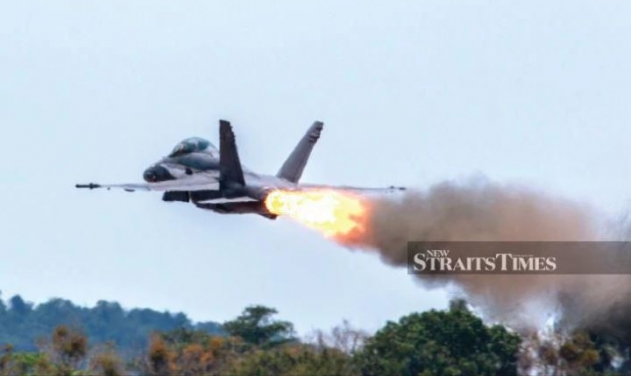 Malaysian F/A-18 Hornet Engine Experiences Mid-Air Flameout At LIMA-19