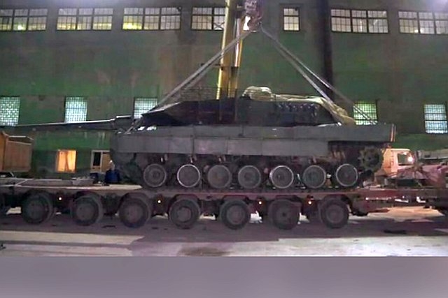 Russian Tank-maker, UVZ “Dissecting” Captured German Leopard 2A6 Tank