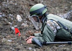 China Sweeps Landmines Along Sino-Vietnam Border