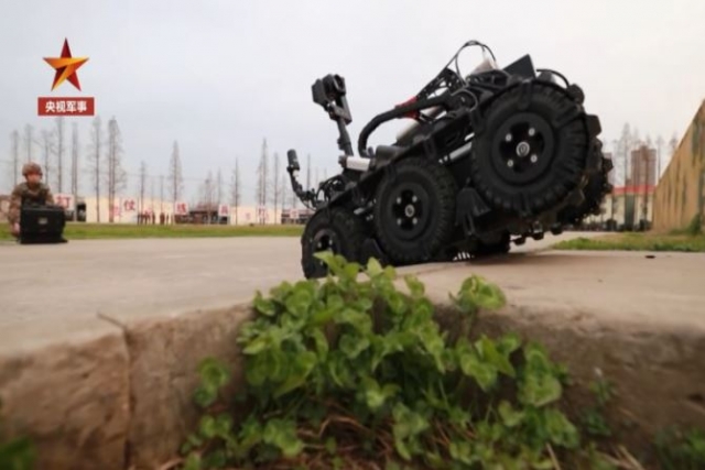 Chinese Army Deploys New Bomb Disposal Robot