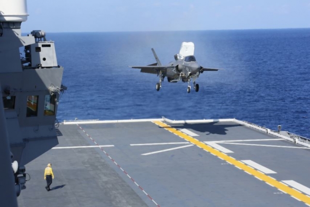 Japanese Navy Conducts Verification Landing of F-35B Fighter on 'Izumo' Aircraft Carrier