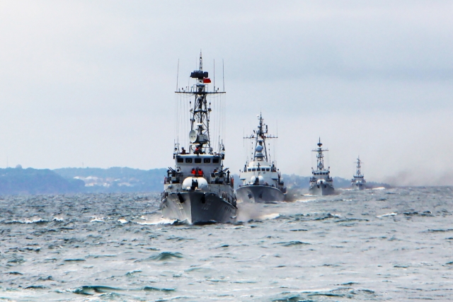 China Shoos Away U.S. Navy Warship in South China Sea