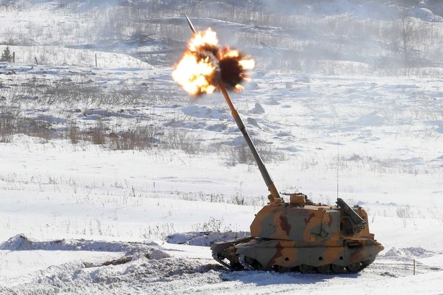 Russian 155mm Msta-S Howitzer Guided by Orlan Drone in Demo Firing