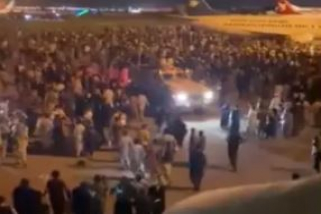 Amidst Chaos at Kabul Airport, U.S. C-17 Evacuates 800 Passengers
