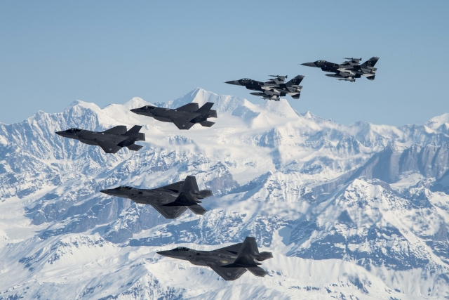 Lockheed Wins $394M for F-35 Equipment 