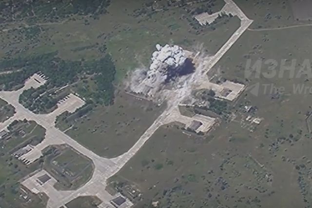 Russia Targets Ukrainian Airfields Ahead of F-16 Arrival, Strikes Su-27 Jets